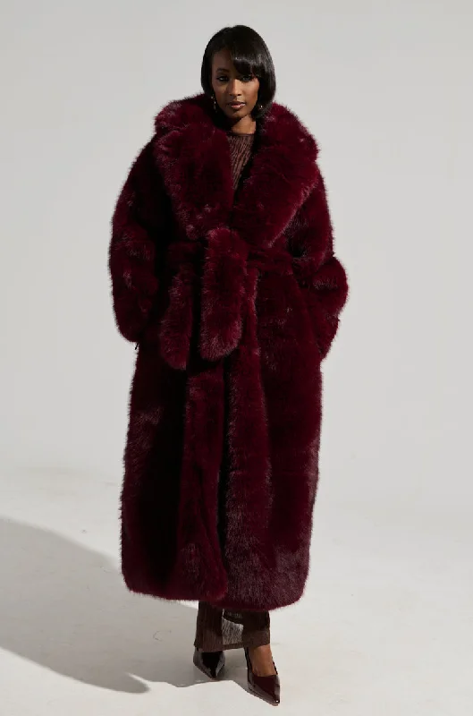 stylish lightweight coatDAYANNE FAUX FUR TRENCH IN WINE